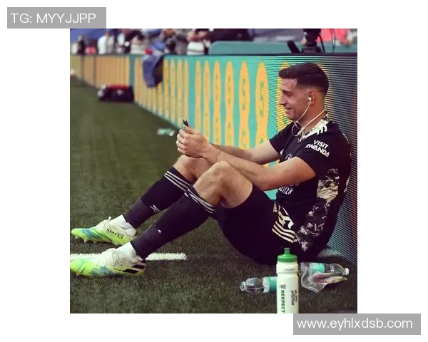 马丁内斯的传奇之路:从草根球员到世界足球明星的蜕变与奋斗